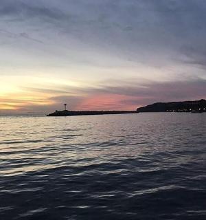 日落时分的水域景色