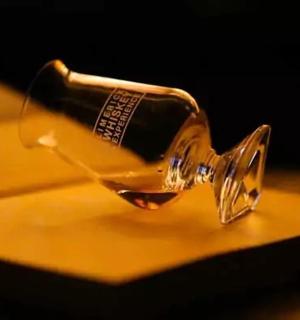 skleněná láhev stojící na stole