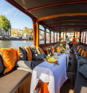 水上有一张桌子的船