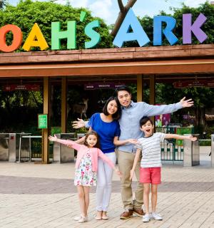 rodina pózující před Noemovou archou