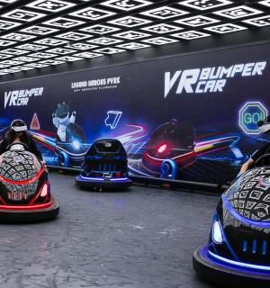 一组摩托车停在一个房间里