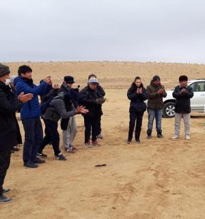 一群人站在沙漠里