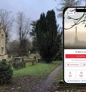 mobilní telefon ležící před hřbitovem