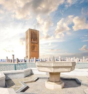 budova s hodinovou věží a fontánou