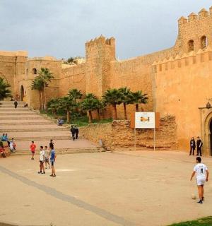 一群人在建筑物前行走