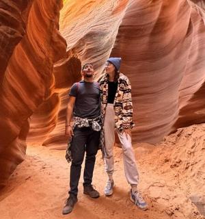 两个人站在狭缝峡谷里