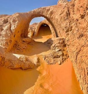 岩层侧面的拱门