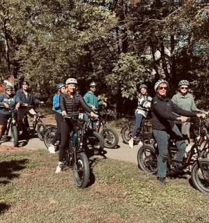 一群人在路上骑自行车