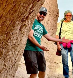 一群人站在岩层旁边