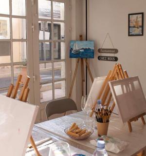 房间里有一张桌子，桌子上摆着画