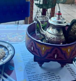 桌上的茶壶和一盘食物