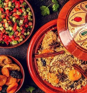 桌子上摆满了食物的盘子和碗