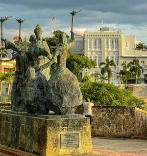 eine Statue einer Gruppe von Menschen in einer Stadt