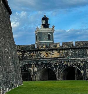 ein Gebäude mit einem Uhrturm auf einer Brücke