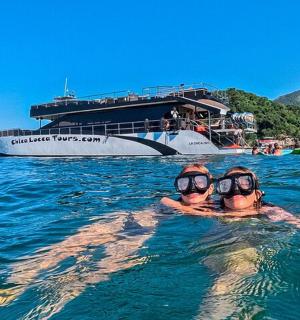 两个人在船前的水中