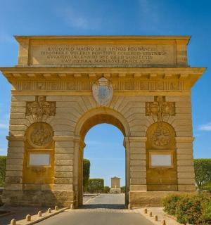 лук у згради са знаком на њему