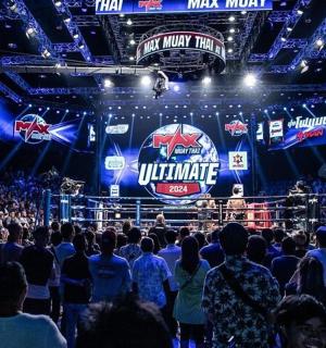 一群人站在舞台前