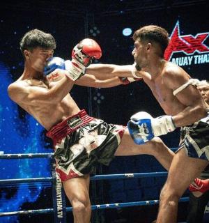 两名男子正在进行拳击比赛