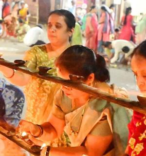 skupina žen shromážděných kolem oltáře se svíčkami