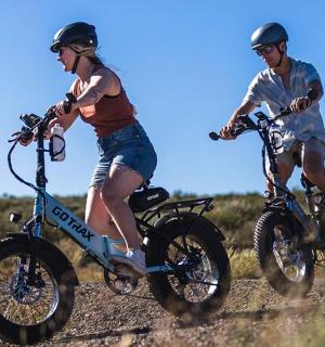 两个人在土路上骑自行车