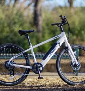 一辆白色自行车停在公园的地上