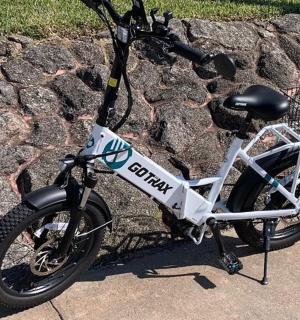 一辆停在石墙旁边的自行车