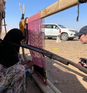 一名男子和两名女子坐在门廊上