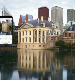 城市建筑群前,两部手机映入眼帘。