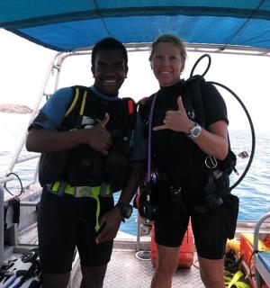 两名男子站在船头