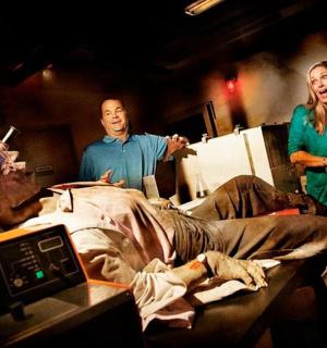 一群人围着房间里的一名男子站着