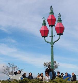 一群人站在路灯旁边