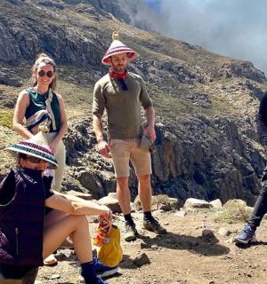 一群人站在山顶上