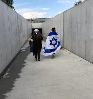 两个人牵着一匹马走在隧道里。