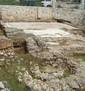 một tòa nhà đá cũ với một đống đá