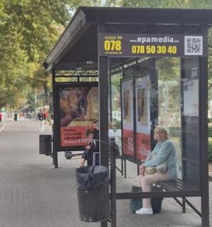 امرأة تجلس في محطة الحافلات