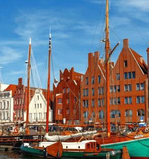 一群停靠在有建筑物的港口的船只