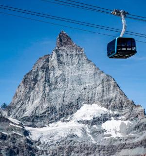 一座山前有滑雪缆车