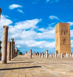 建筑物前的一组柱子