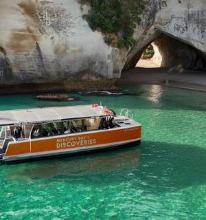 洞穴前水中的一艘船