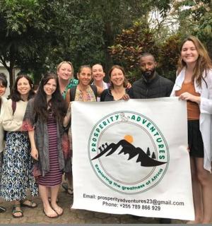 一群人举着牌子摆姿势拍照