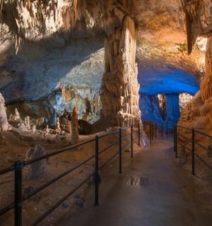 chodba v jeskyni s malbami na stěnách