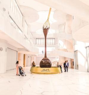 博物馆大厅的效果图，图中摆放着一个大花瓶。