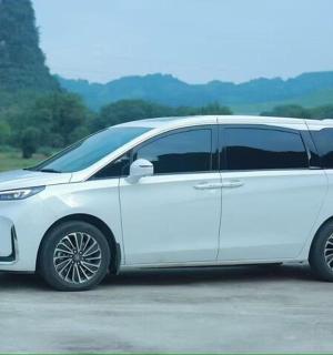 一辆白色货车停在停车场