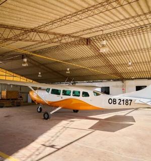 一架小型飞机停在机库里