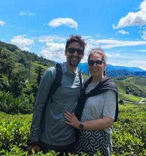 mies ja nainen seisovat kukkulalla