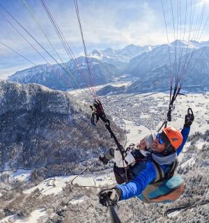 一名男子借助降落伞悬在空中