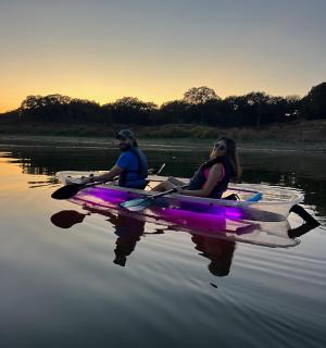 due persone sono sedute su un kayak in acqua