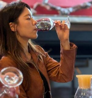 一位女士用酒杯喝酒