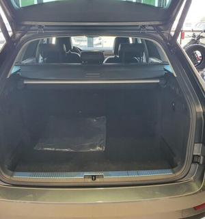 o mașină cu portbagajul deschis într-un garaj