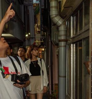 muž fotící ženu fotoaparátem